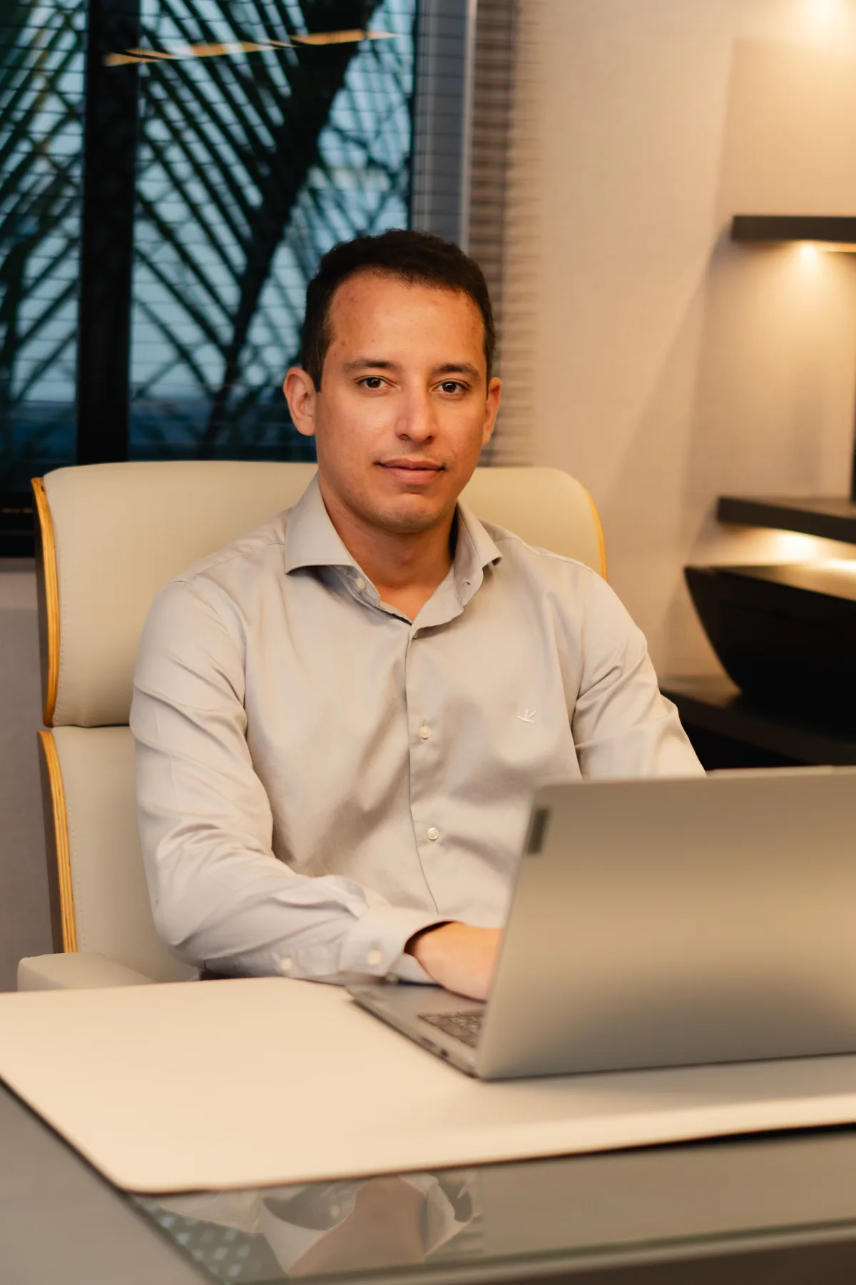 Dr. Marcelo Prado em seu consultório